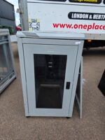 20U Freestanding Server Rack Cabinet with Patch Panels and Castors - Grey - Image 5