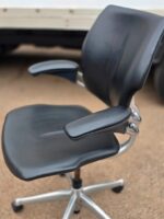 Humanscale Freedom Leather Chair – Black Ergonomic Seat with Chrome Frame - Image 3