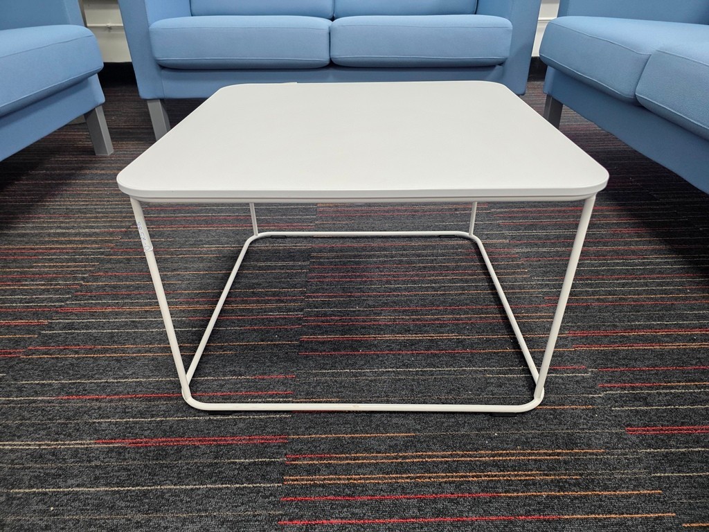 Reception seating layout with a correctly positioned coffee table