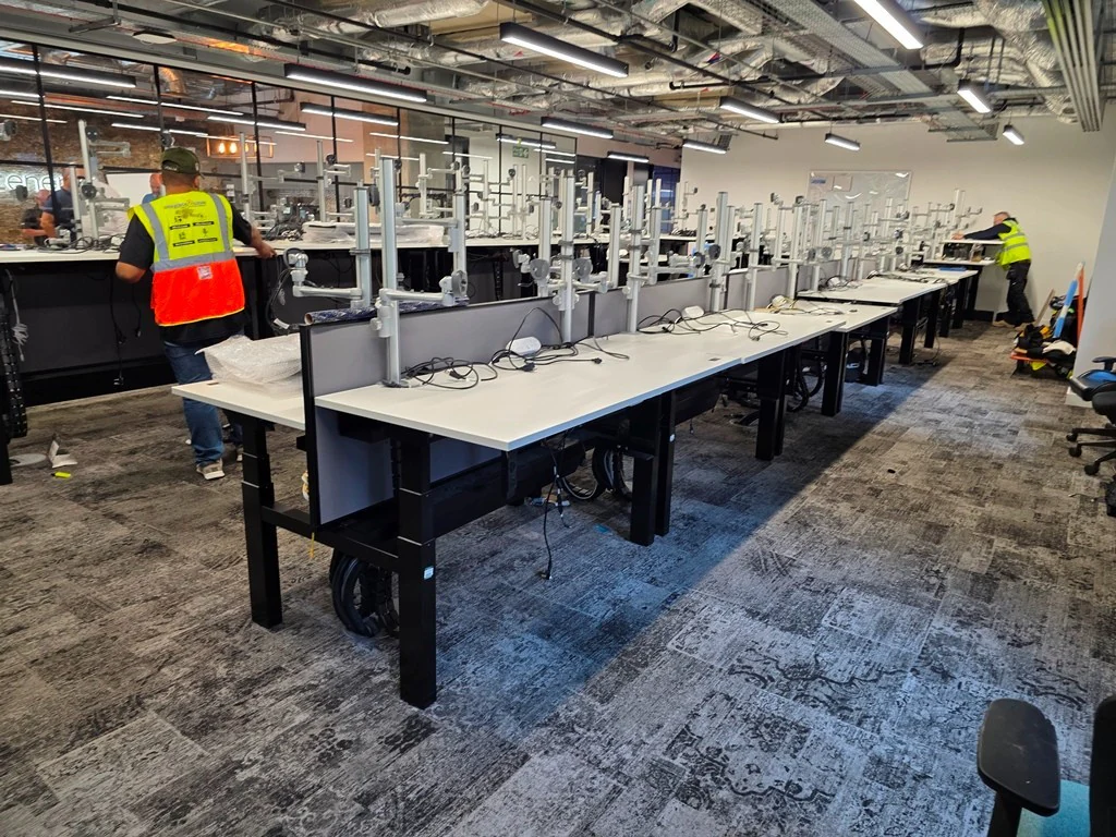 Large electric sit-stand workstation installation