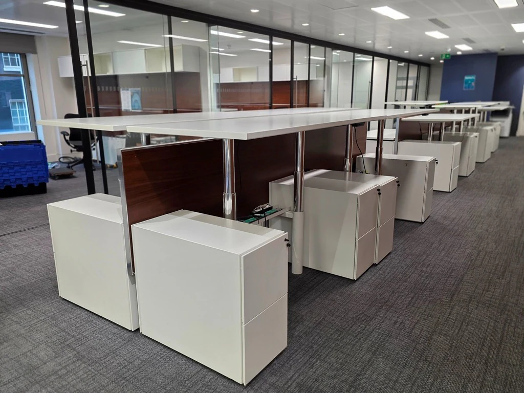 Integrated electric sit-stand desk system in a modern office